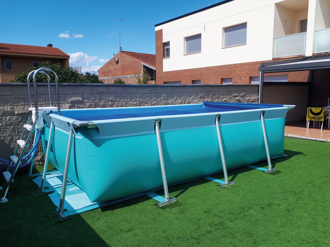 Arquitectos Técnicos alertan sobre piscinas desmontables en terrazas